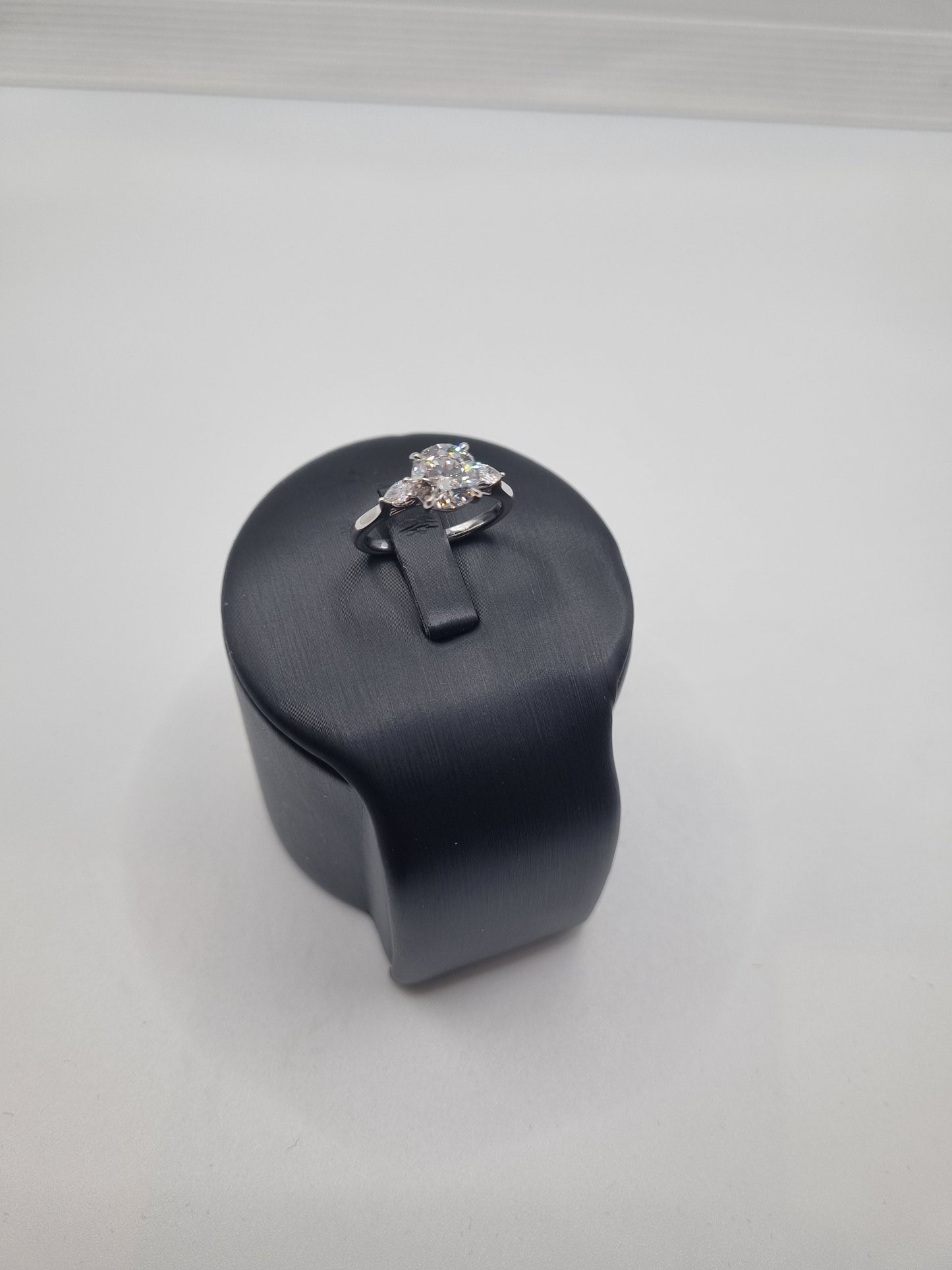 1.5ct IGI Certified Round and Pear Lab-Grown Diamond Ring in 18K White Gold, Gold weight: approx. 4.0g, Size: US 6.25