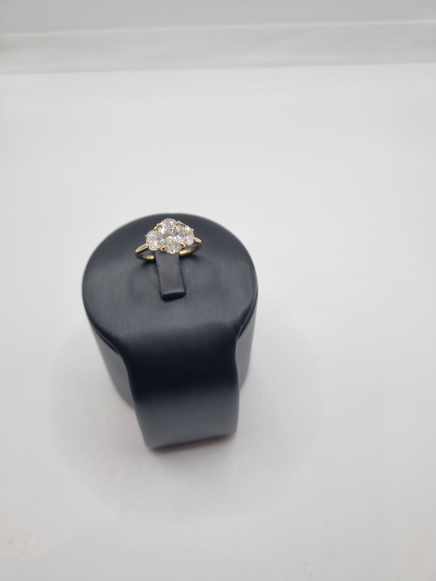 1.5ct IGI Certified Oval and Half-Moon Lab-Grown Diamond Ring in 18K Yellow Gold, Gold weight: approx. 3.5g, Size: US 6.25