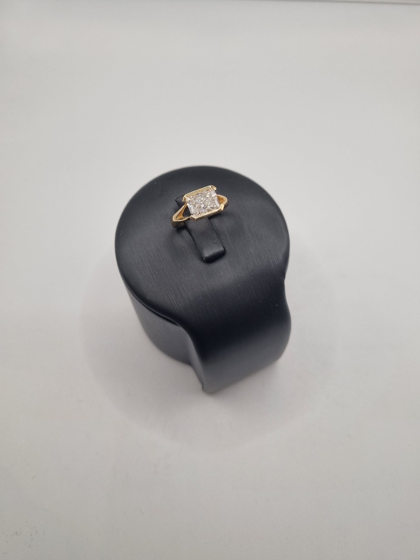 1.5ct IGI Certified Radiant Cut Lab-Grown Diamond Ring in 18K Yellow Gold, Gold weight: approx. 3.5g, Size: US 6.25