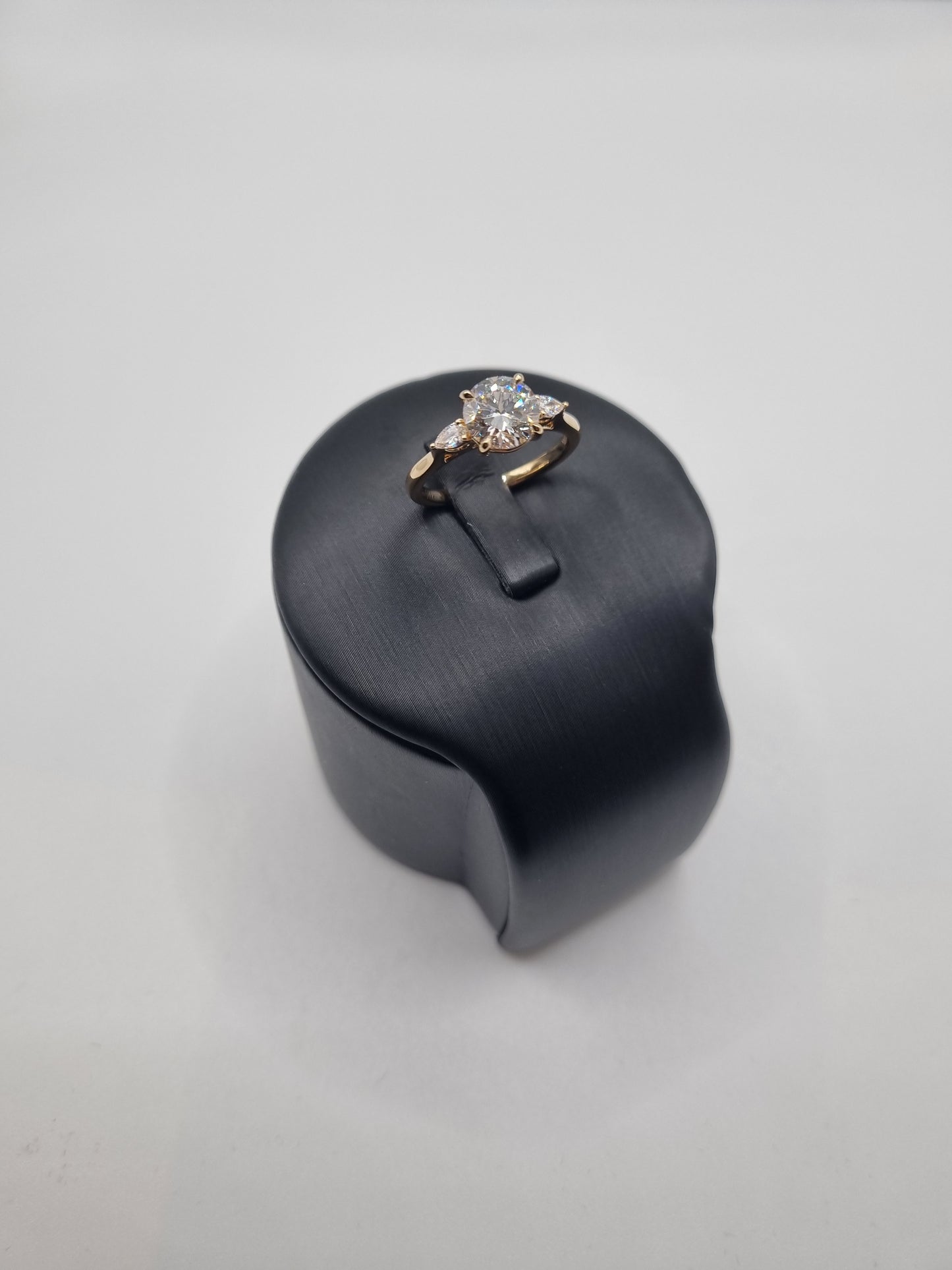 1.5ct IGI Certified Round and Pear Lab-Grown Diamond Ring in 18K Yellow Gold, Gold weight: approx. 4.0g, Size: US 6.25